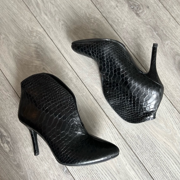 Vince Camuto snake patterned heeled boots  size 7.5 - Picture 2 of 3